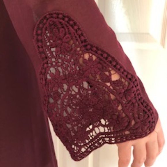 "Speechless", chiffon shift dress w/crochet bellsleeve & v-back - junior size M - Picture 4 of 11